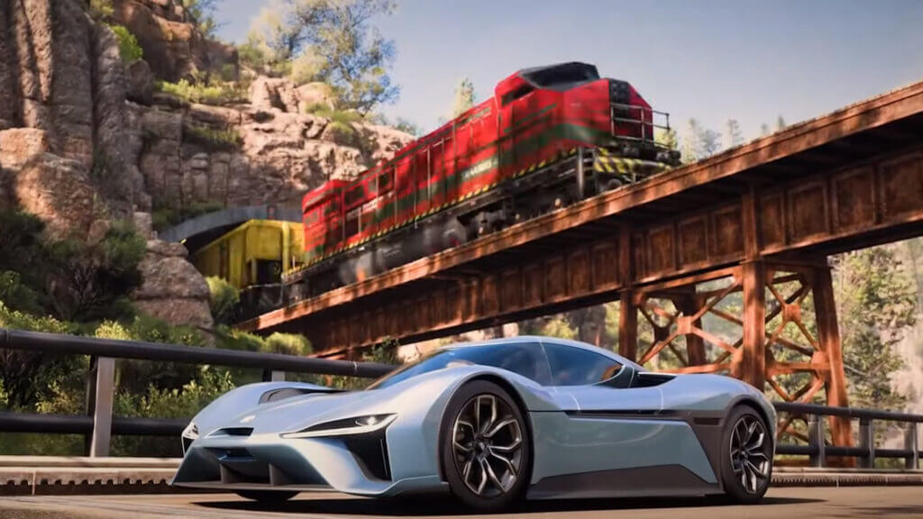 Uma imagem retirada do Forza Horizon 5, com o NIO EP9 estacionado com um trem passando no plano anterior.