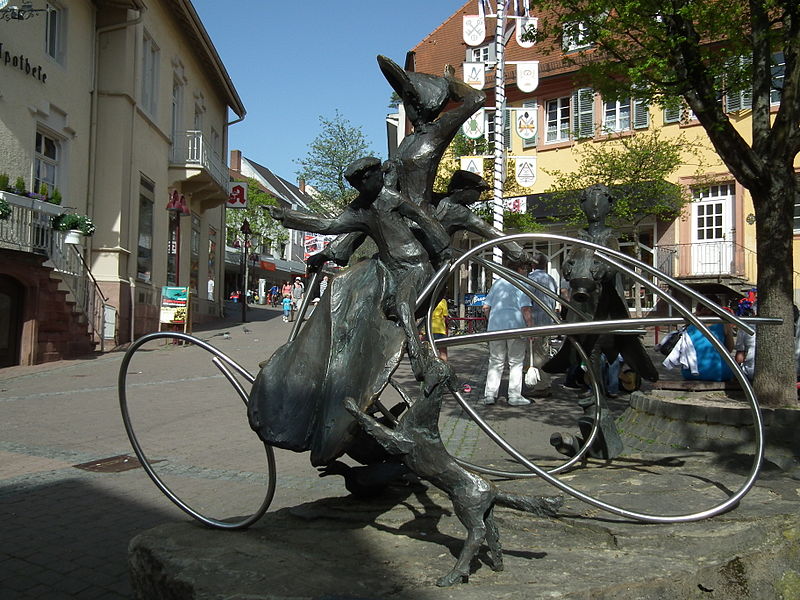 Uma estátua que demonstra a viagem de Bertha Benz e de seus filhos.