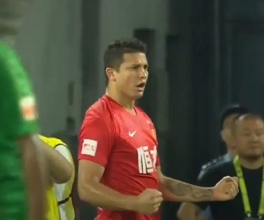O atleta Elkeson, um dos atletas brasileiros nacionalizados chineses, celebrando um gol durante uma partida do campeonato chinês.