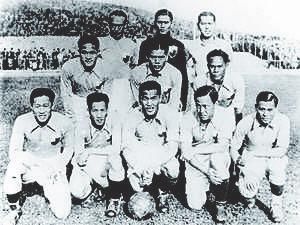 Uma foto antiga da Seleção da China antes de um jogo nas Olimpiadas de Berlim em 1936.