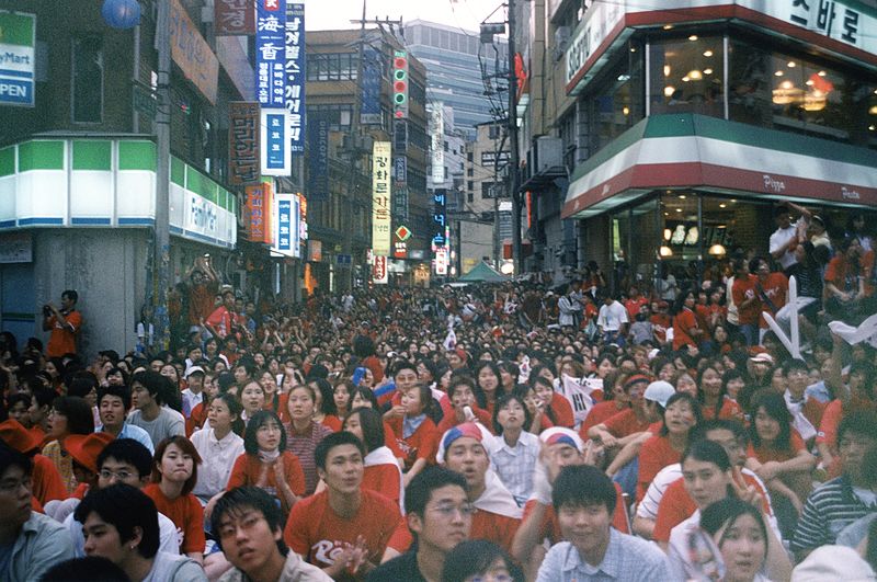 Torcedores sul-coreanos acompanhando uma partida da Copa do Mundo de 2002.