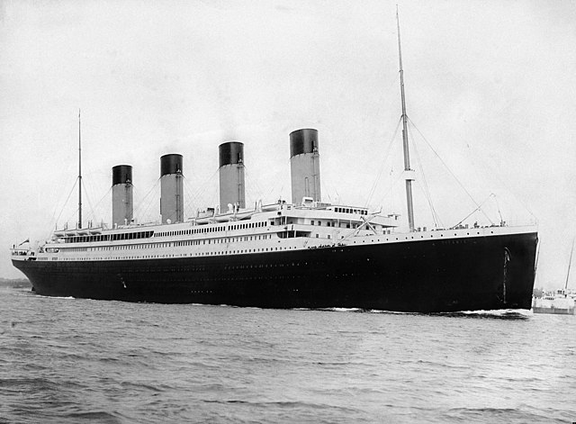 O Titanic em sua primeira e derradeira viagem.