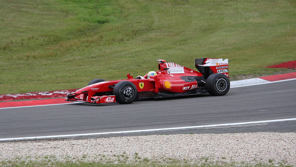 Um carro de Fórmula 1 em uma corrida em Nurburgring.
