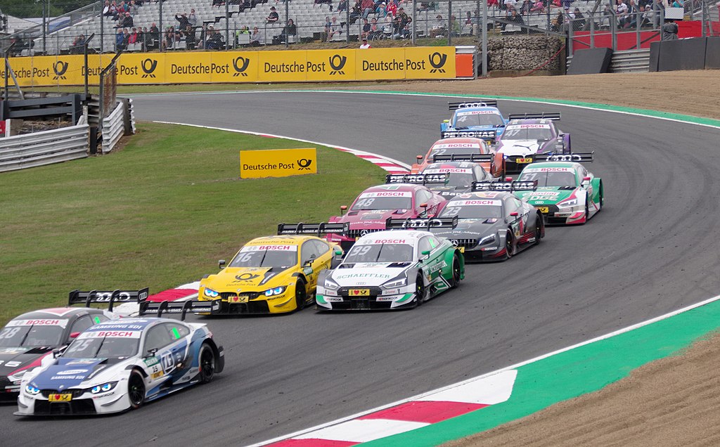 Uma corrida de carros de turismo acontecendo em Nurburgring