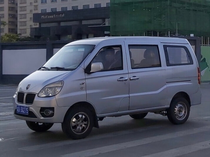 Uma Shineray A9 na rua, que faz parte da história das fabricantes de carro chineses.