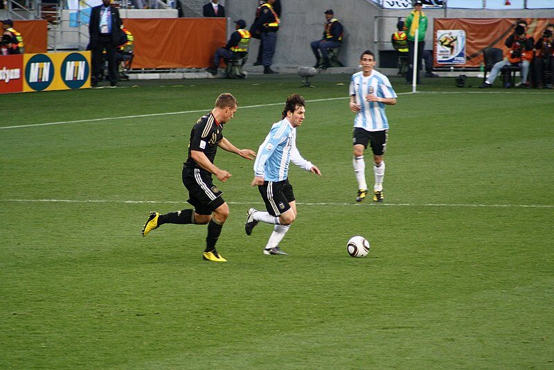 Lionel Messi em uma partida de futebol.