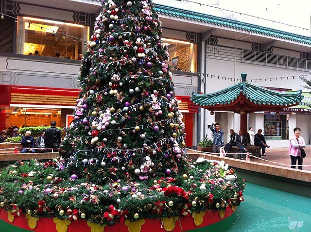 O Natal na China celebrado com uma praça decorada em Aberdeen, Hong Kong.