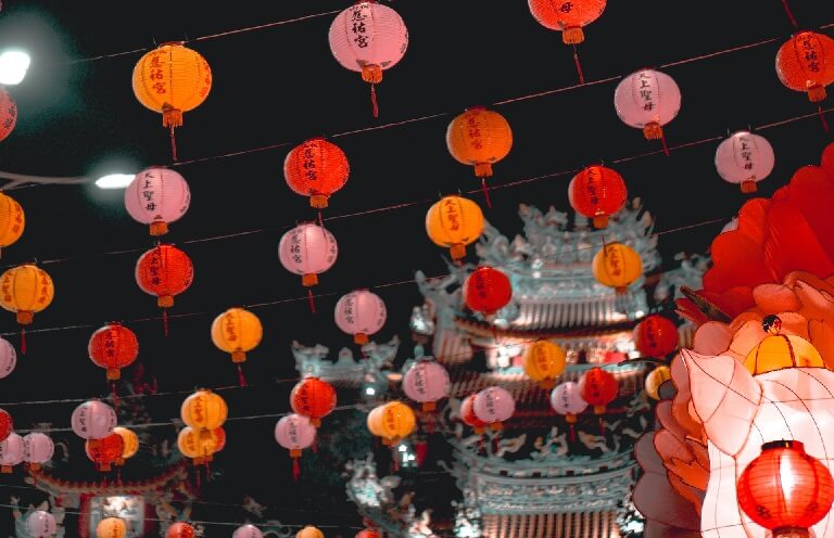 Lanternas decorativas que celebram o ano novo chinês.