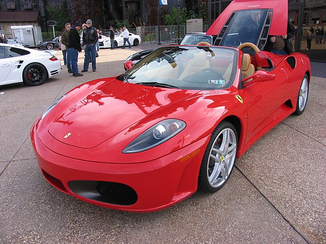 Uma Ferrari F430 Spyder, um dos carros de Lionel Messi, parada em uma rua.