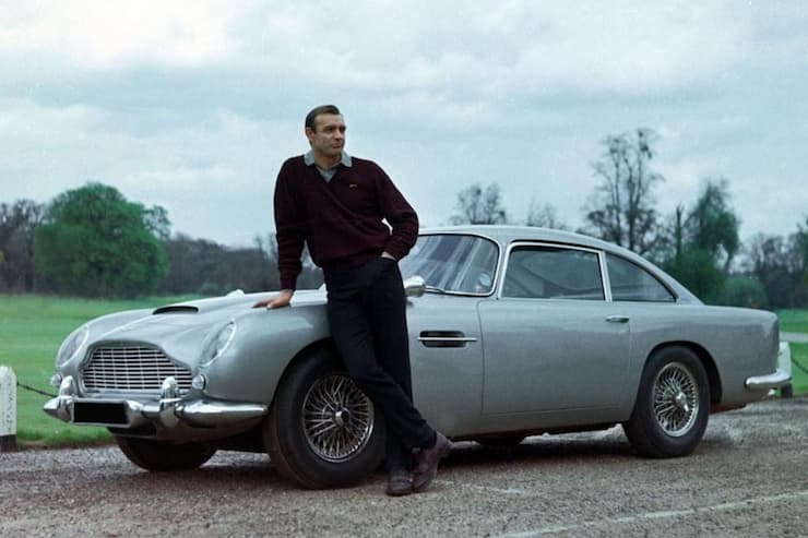 Um Aston Martin DB5, um dos carros de James Bond