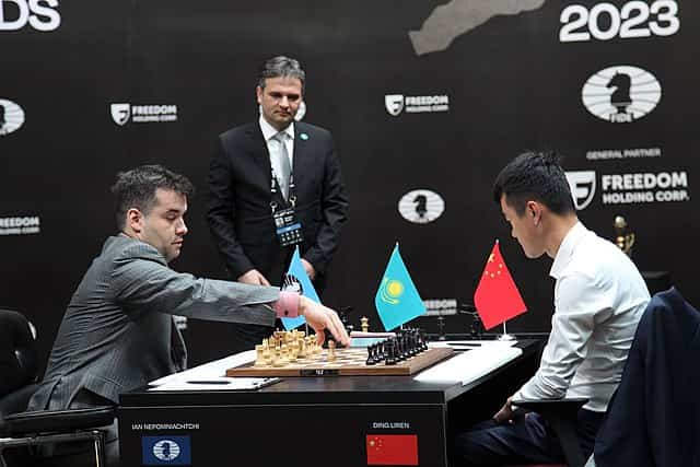 Os atletas da final disputando uma partida de xadrez.