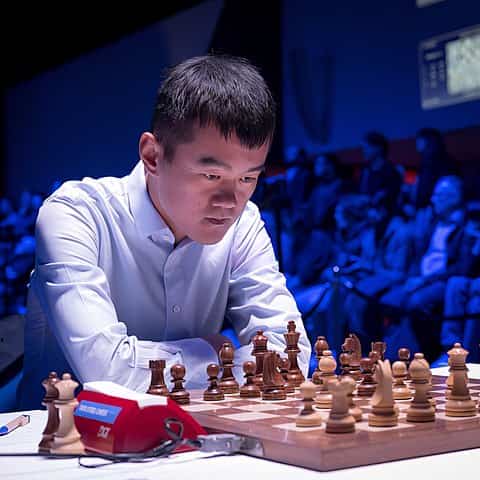 China tem seu primeiro campeão mundial de xadrez, vencendo russo
