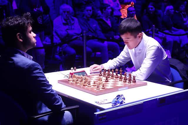 Chinês ganha Mundial de Xadrez com Ding Liren disputando uma partida.