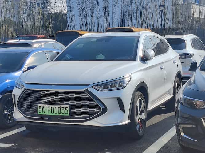 Uma BYD Song Plus, um dos carros chineses mais populares de 2023.