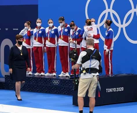Atletas de origem russa no pódio das Olimpíadas de Tóquio 2020.