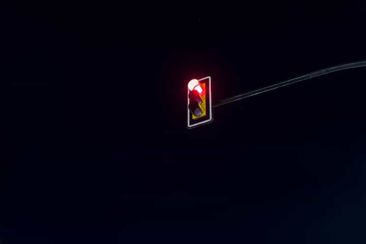 Avançar o sinal vermelho de noite dá multa?