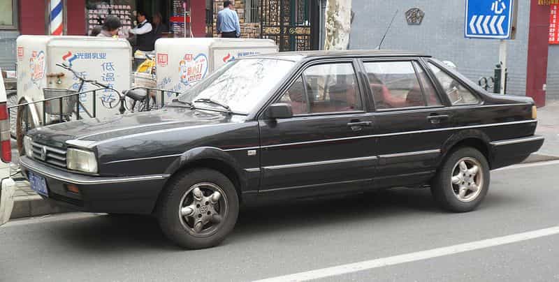 Um Santana em uma rua chinesa, resultado de uma parceria da SAIC com a Volkswagen.