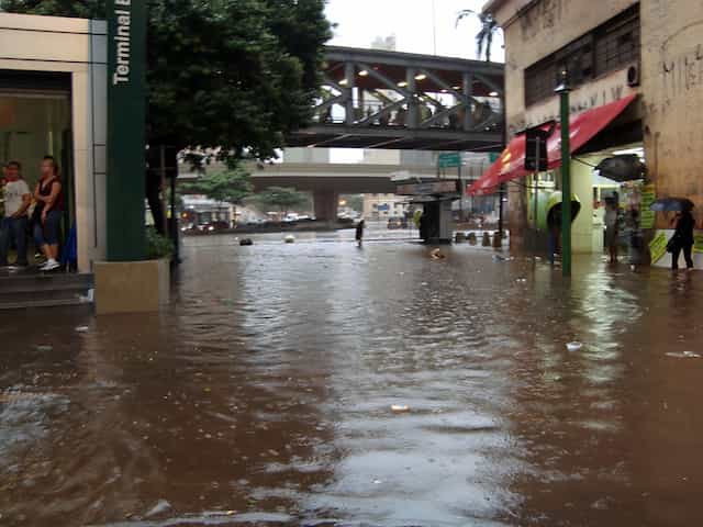 Uma rua sofrendo com uma enchente.