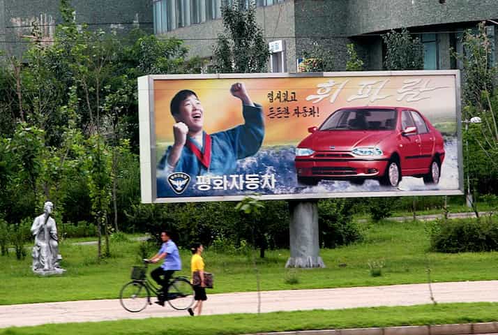 Uma placa mostrando um dos carros na Coreia do Norte