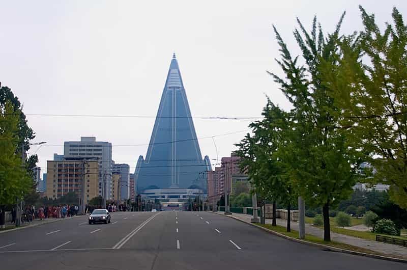 Uma das avenidas de Pyongyang com carros na Coreia do Norte