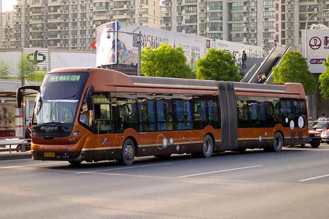 Um ônibus articulado da SG Automotive.