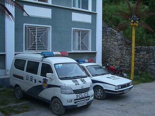 Volkswagen Santana ao lado de um Changan Van Family, à caráter policial