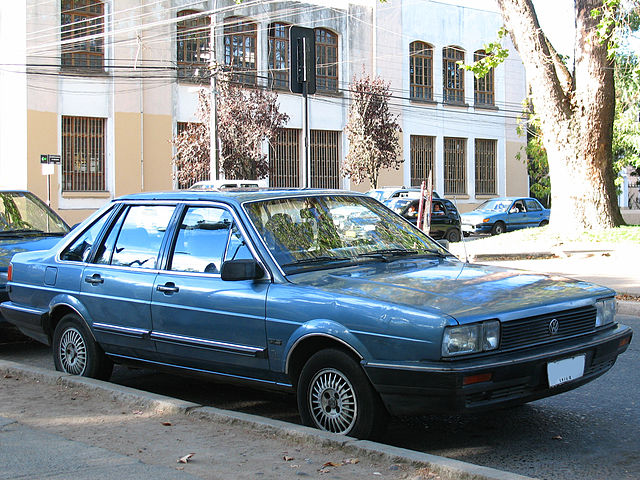 Volkswagen Santana parado na rua do Chile
