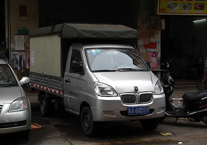 A picape estacionada em uma rua da China