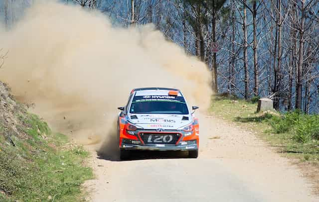 Um carro de rali com um piloto e copiloto