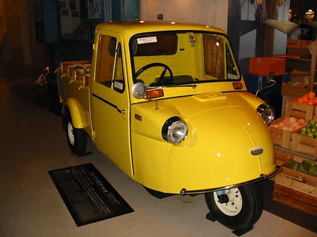Um Daihatsu Midget, de cor amarela, como um dos primeiros kei-car