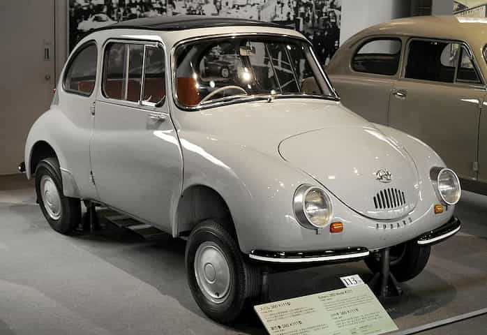 Um Subaru 360, um kei-car branco