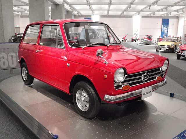 Um kei-car vermelho chamado Honda N360