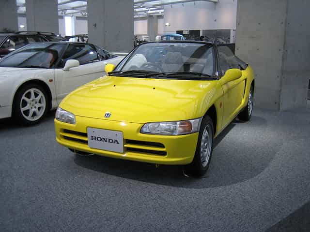Um kei-car amarelo chamado Honda Beat