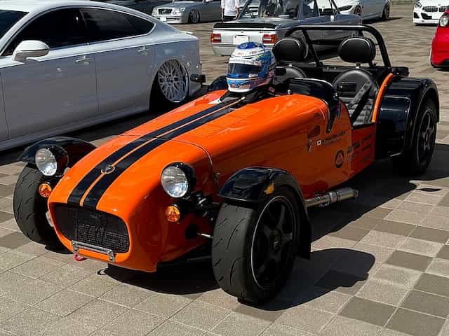 Um kei-car laranja chamado Caterham 7