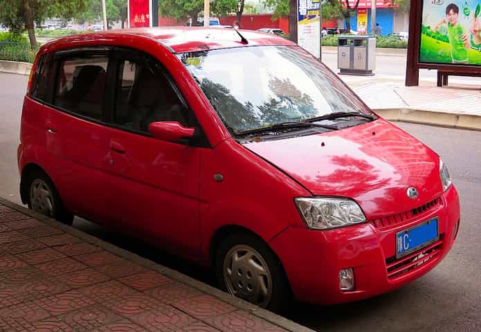 Um carro vermelho chamado Effa M100, que tem peças vendidas no site pecahoje.com.br