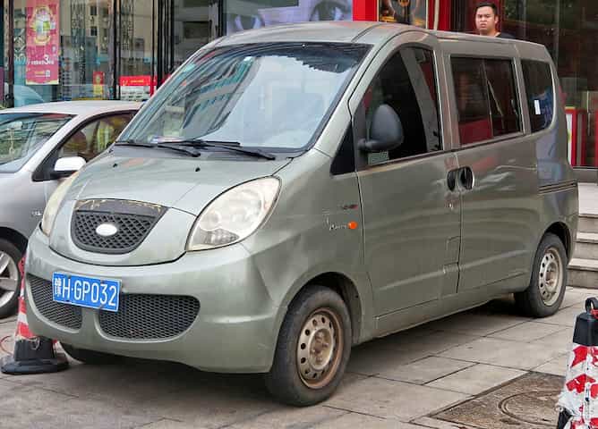 Uma Rely Link cinza estacionada.