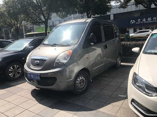 Uma Rely Link estacionada em uma rua