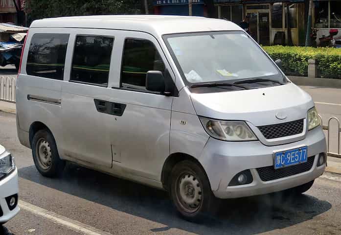 Uma Rely Van cinza em uma rua.