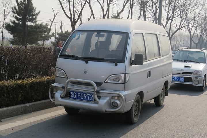 Uma van da Hafei cinza na rua.