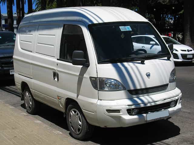 Uma Effa Van branca parada na rua.