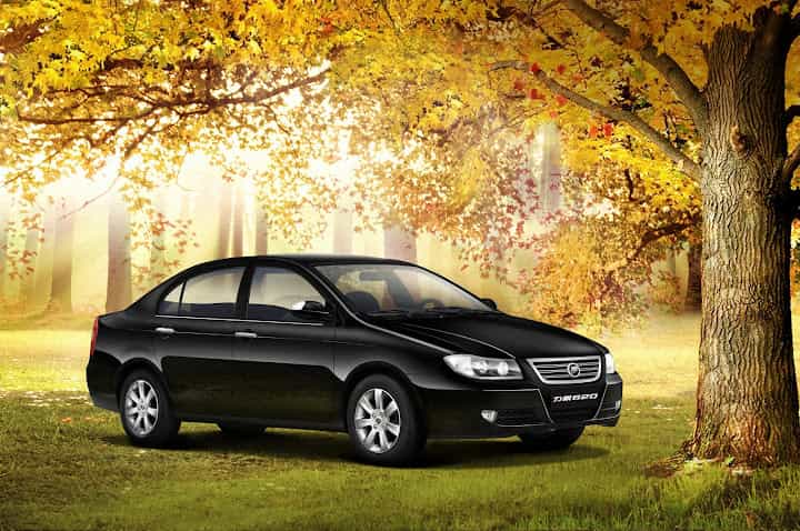Um Lifan 620 preto em uma floresta.