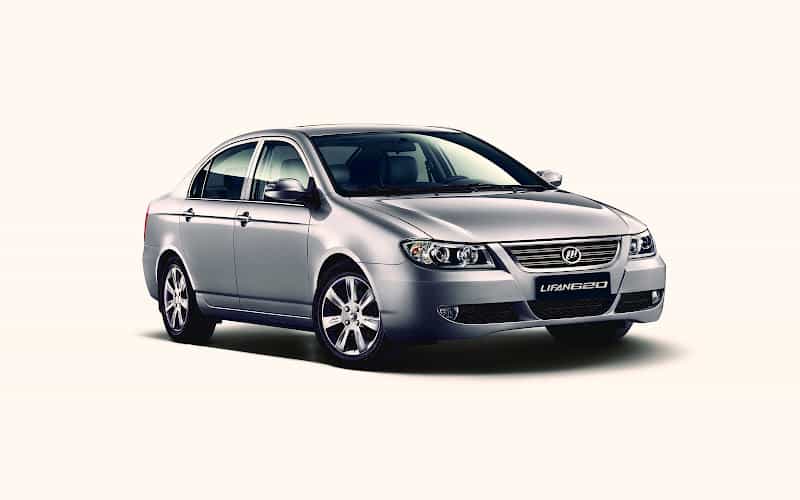 Um Lifan 620 cinza