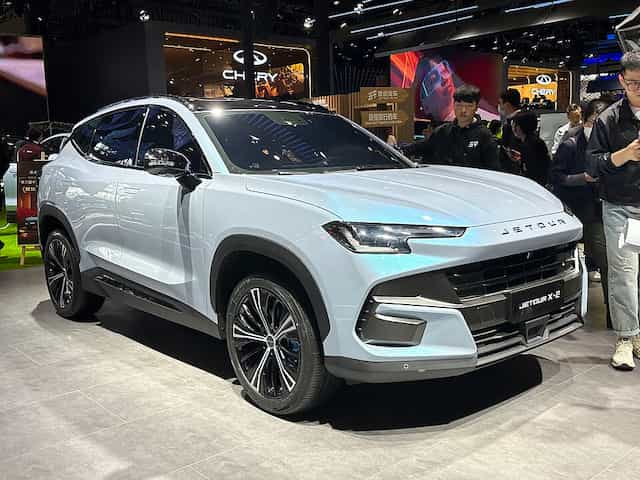 Um Jetour, revendido como um Soueast, em uma mostra de automóveis