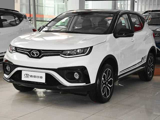 Um Soueast branco em uma concessionária