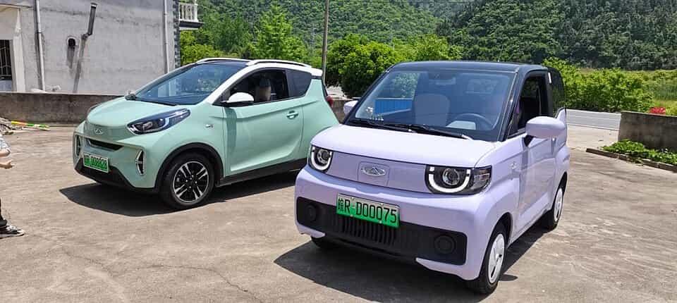 Dois carros que marcam a volta do Chery QQ, o Chery iCar e o Chery QQ Ice Cream.