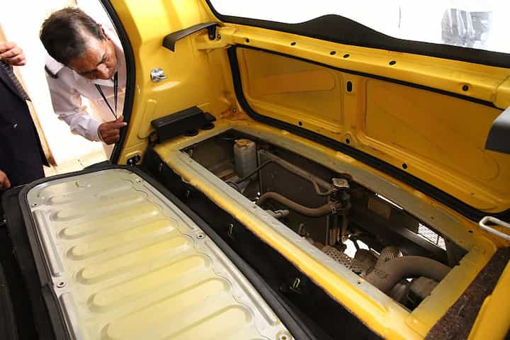 Um Tata Nano com o banco traseiro abaixado, revelando o motor.