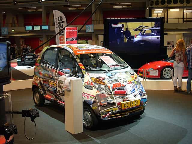 Um Tata Nano em uma mostra na Europa, coberto de imagem de um jornal automotivo.