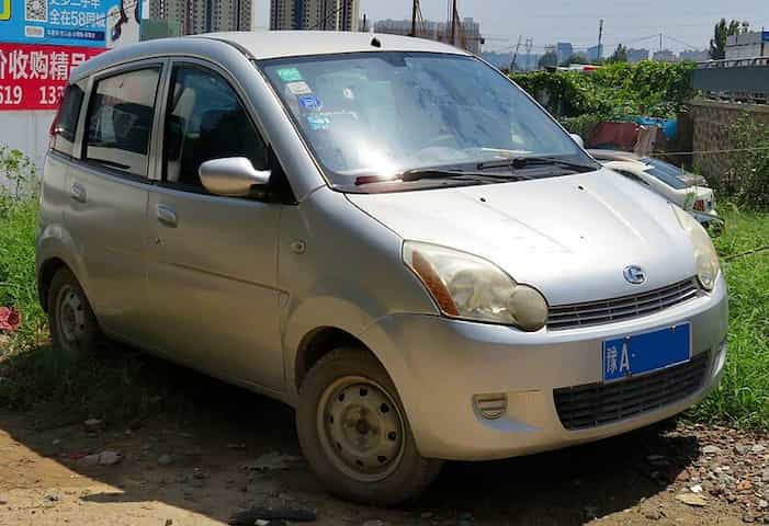 Uma Changhe Ideal, conhecida como Effa M100, parado em uma praça chinesa.