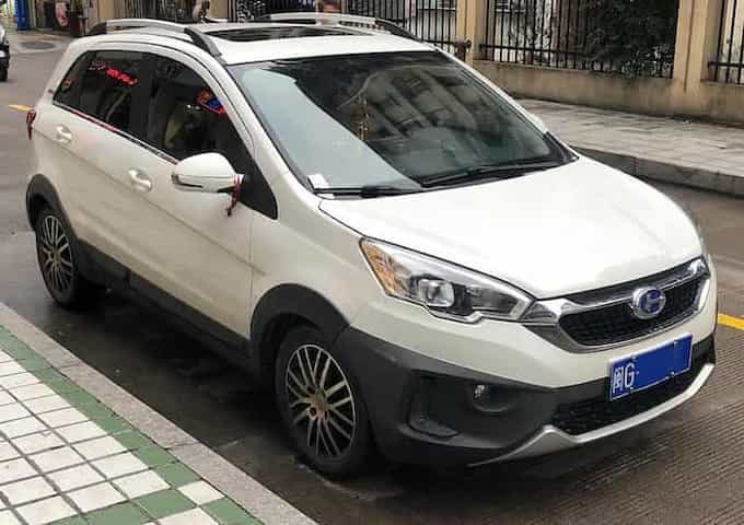 Um Changhe Ideal nova em uma rua da China.
