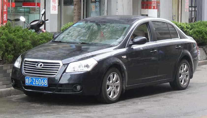 Uma Bestune B70 preta parada em uma rua